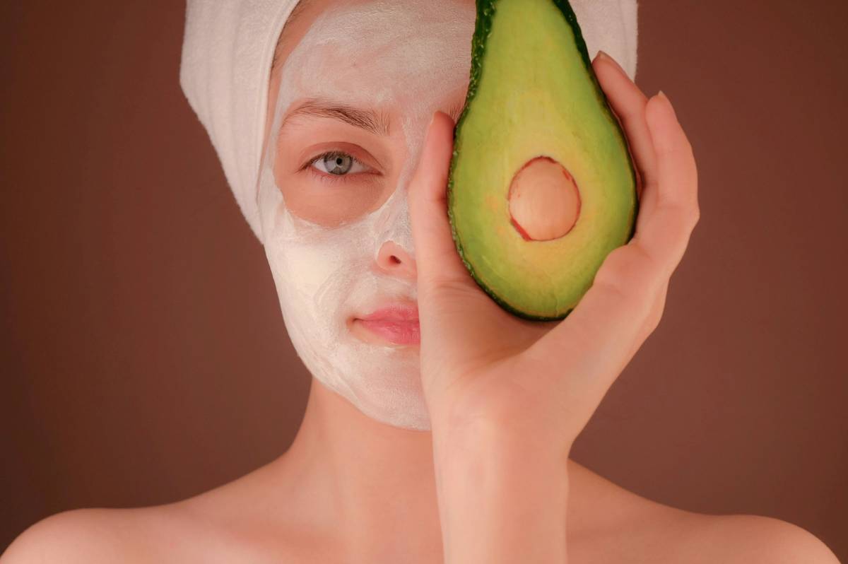Infographic comparing store-bought vs. homemade foot masks: ingredients, cost per use, safety profile, and effectiveness timeline