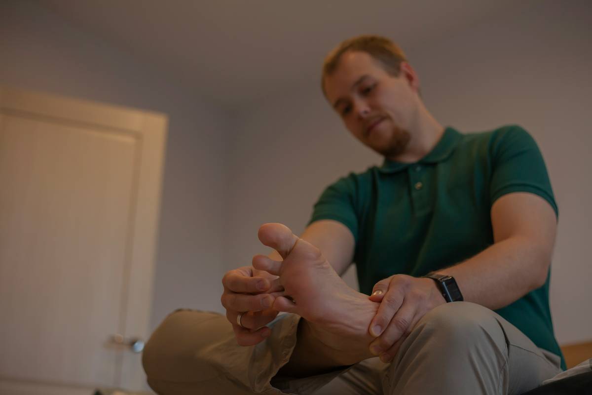 Infographic showing how foot masks reduce inflammation, improve circulation, and repair skin barrier in tired, achy feet