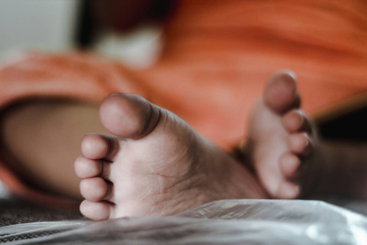 Infographic showing benefits of foot soak for tired feet: improved circulation, reduced inflammation, softer skin, and pain relief