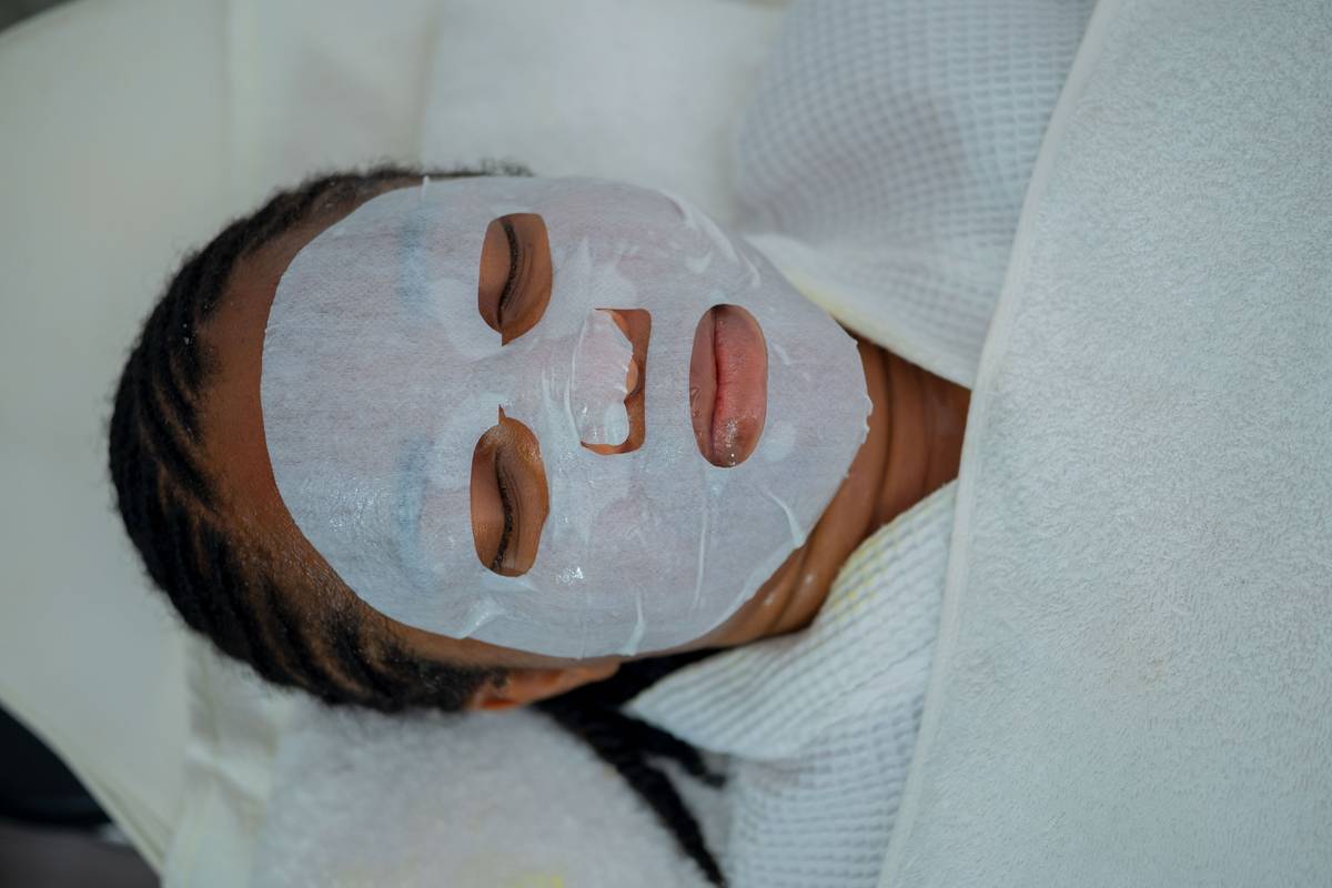 Infographic showing layers of foot skin vs. facial skin and key ingredients in Japanese foot masks like urea, lactic acid, and rice bran oil